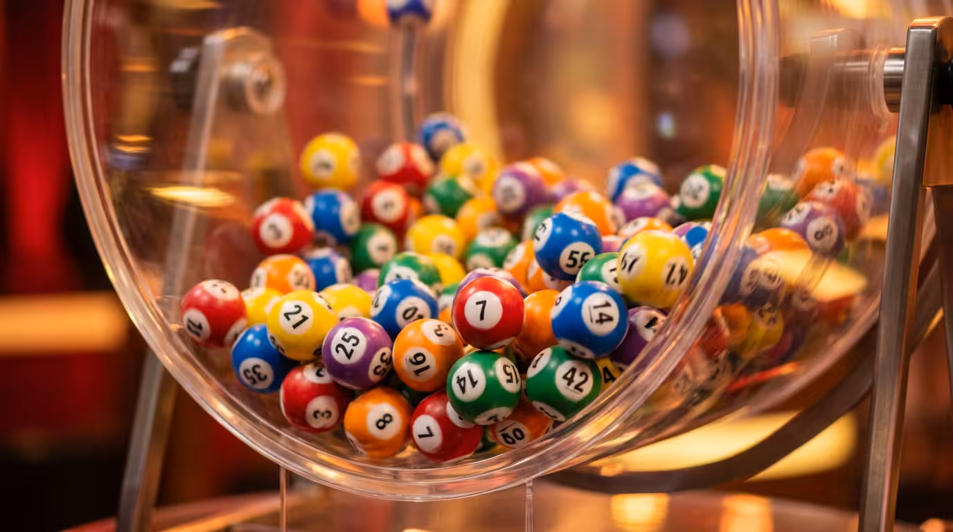 Tirage Crescendo FDJ : boules numérotées en rotation dans un tambour de loterie