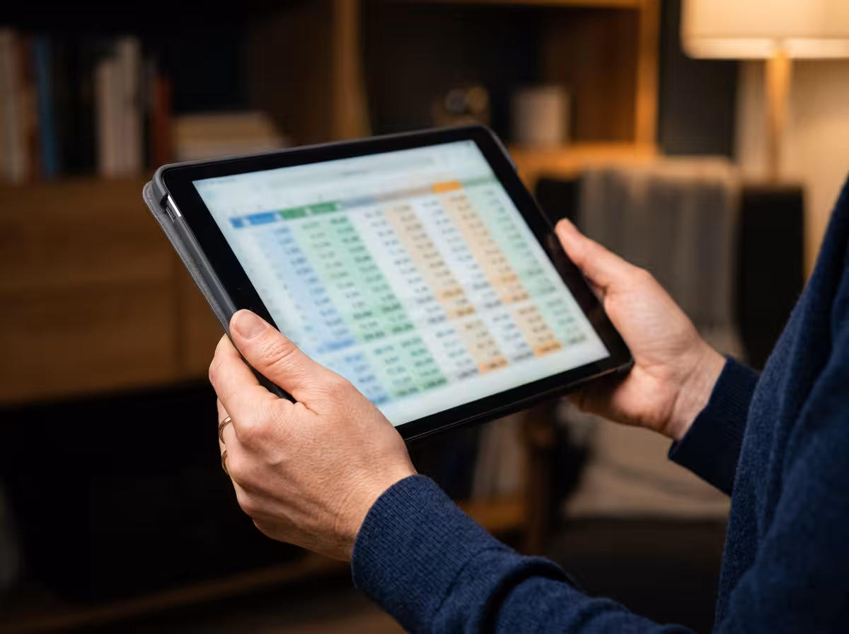 Consultation des résultats Crescendo du samedi sur une tablette, grille numérique floue à l'écran