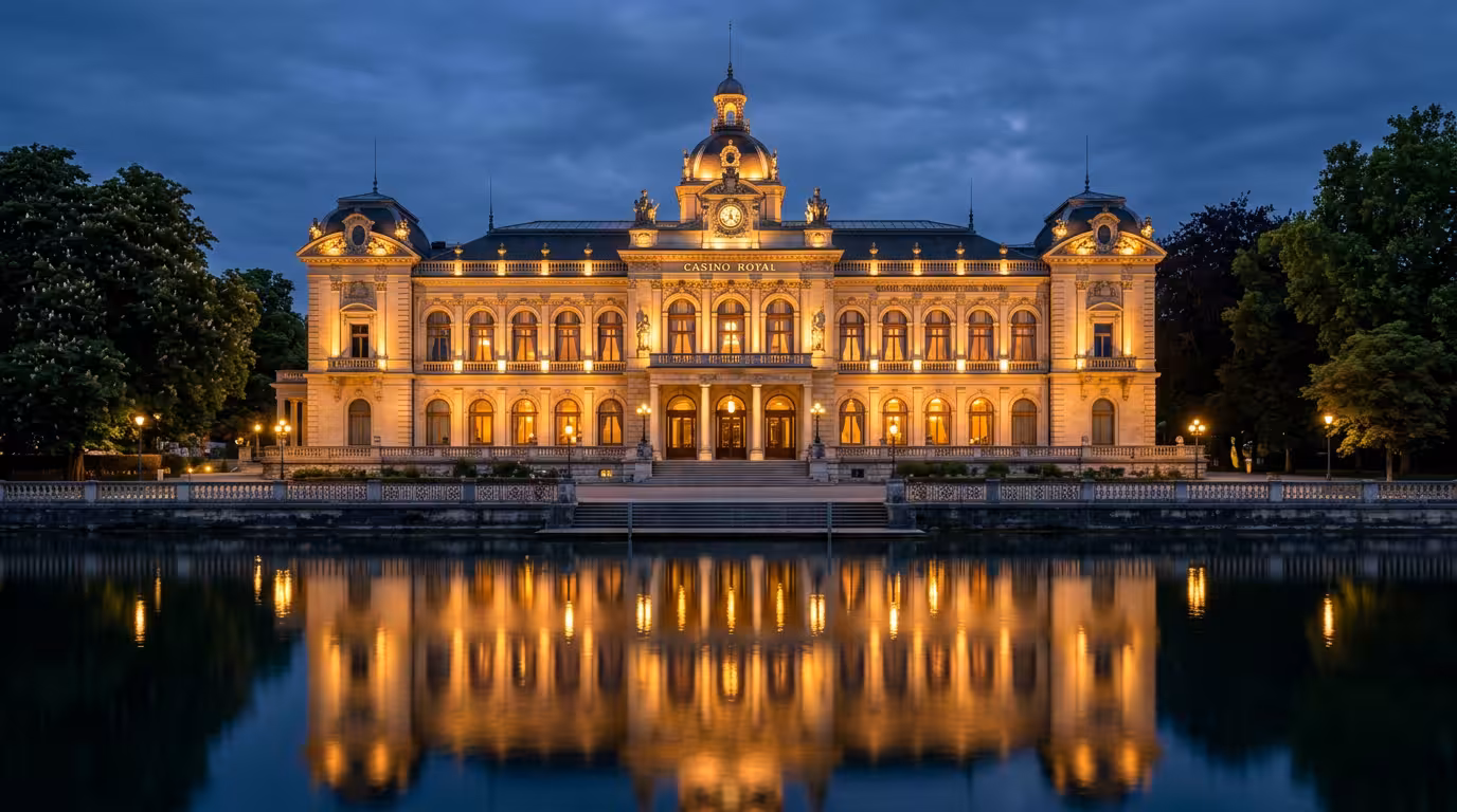 Façade Belle Époque du casino d'Enghien-les-Bains illuminée au crépuscule, reflet dans le lac