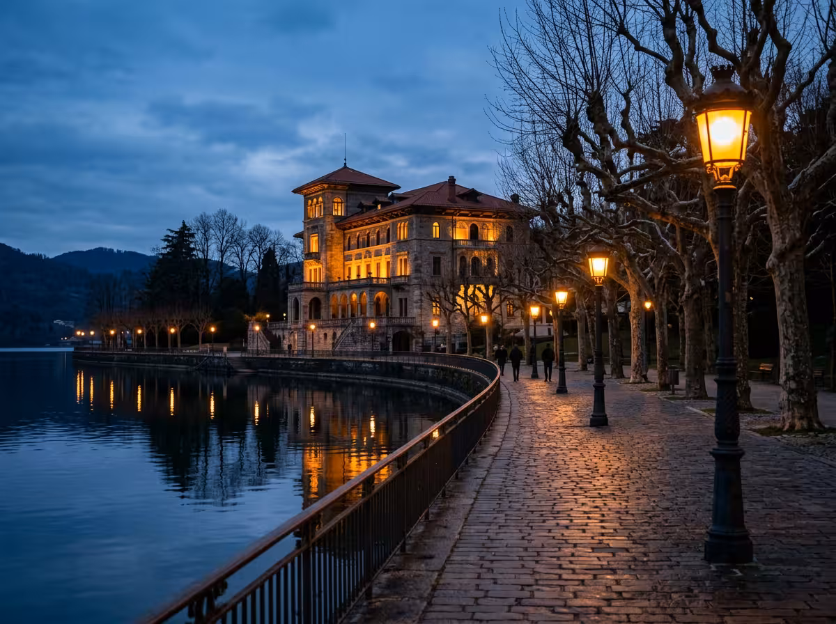 Promenade lacustre menant au casino d'Enghien-les-Bains depuis le centre-ville, soir
