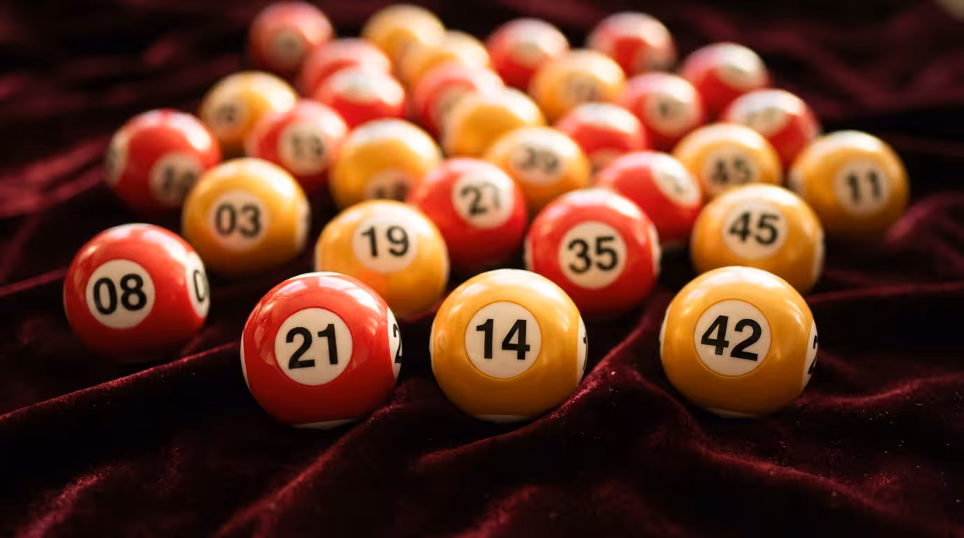 Boules de loto numérotées sur fond sombre, illustration de l'analyse de fréquence des numéros au loto
