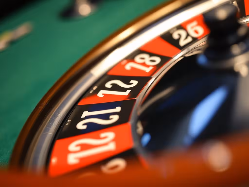 Détail de roue de roulette européenne montrant poches rouges, noires et le zéro vert